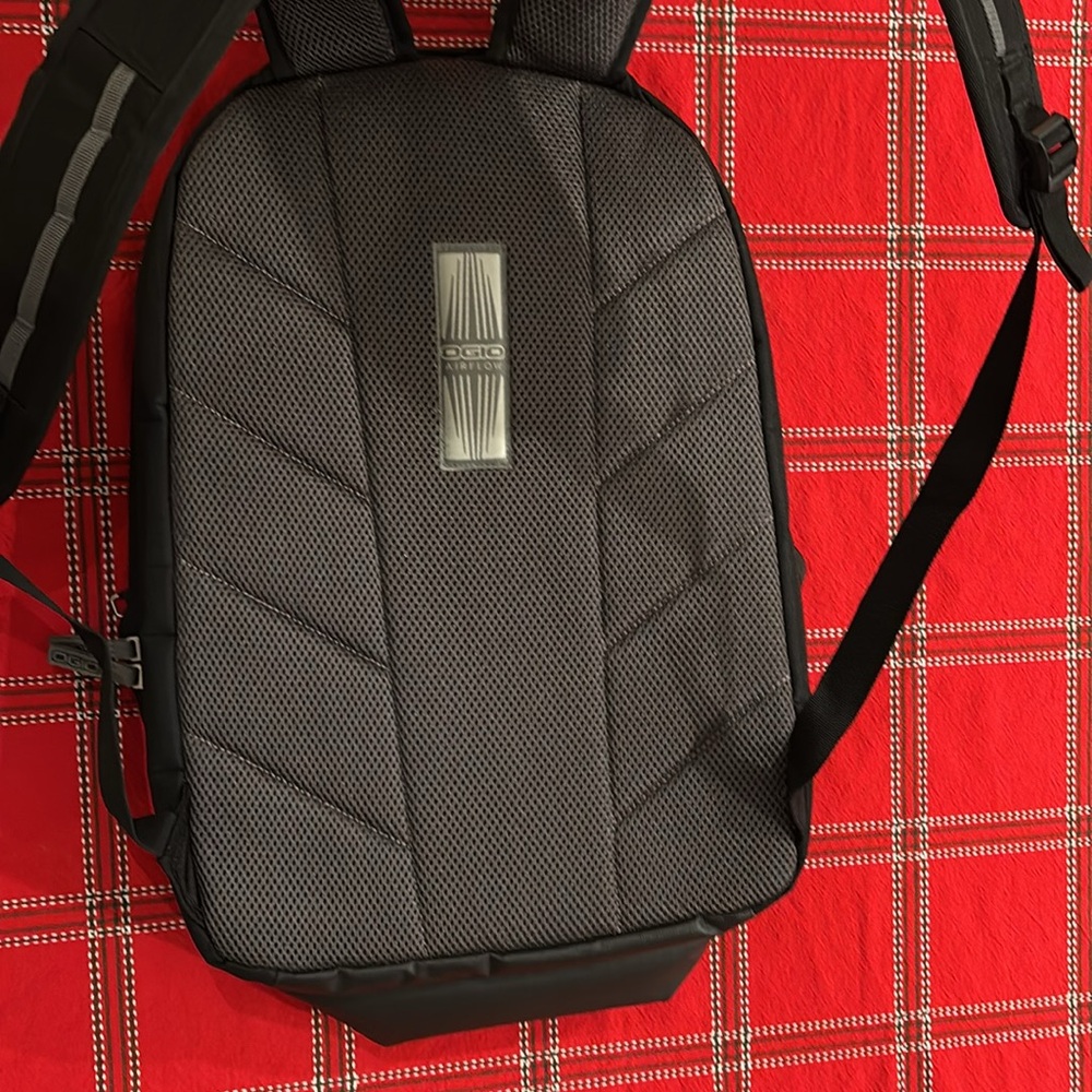 Ogio Backpack. Excellent Condition. - Picture 3 of 5